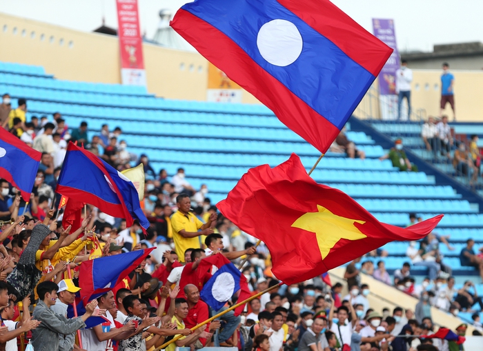 U23 Lào tri ân người hâm mộ Nam Định đã đến sân tiếp lửa - Ảnh 4.