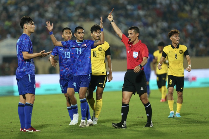 HLV U23 Thái Lan cho rằng chiếc thẻ đỏ dẫn đến trận thua ngược - Ảnh 1.