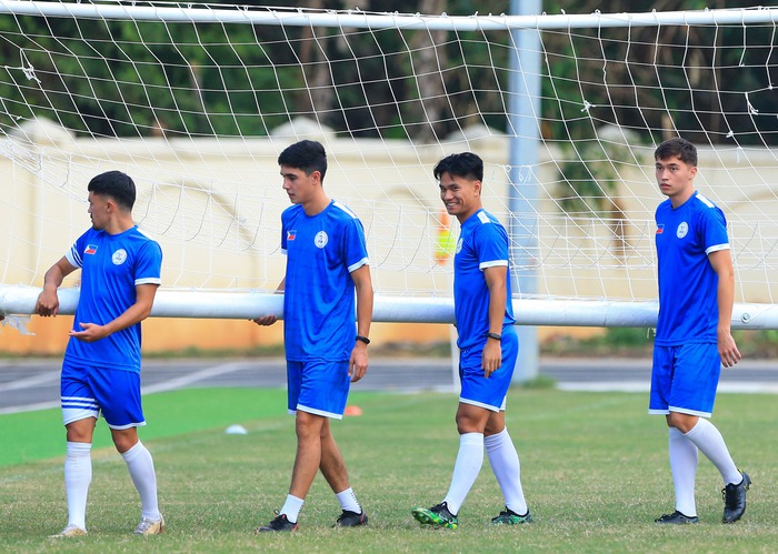 Đội trưởng U23 Philippines bị đau trước trận gặp U23 Việt Nam - Ảnh 12.