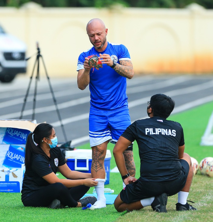 Đội trưởng U23 Philippines bị đau trước trận gặp U23 Việt Nam - Ảnh 4.
