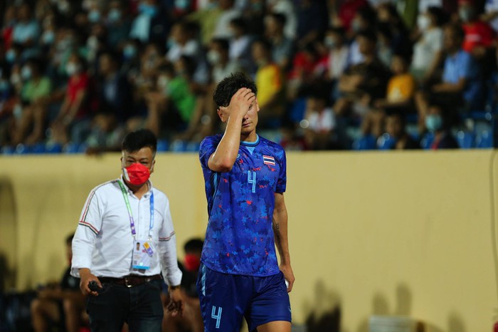 Đội nhà nhận thẻ đỏ, trưởng đoàn U23 Thái Lan lập tức gọi điện thoại - Ảnh 6.