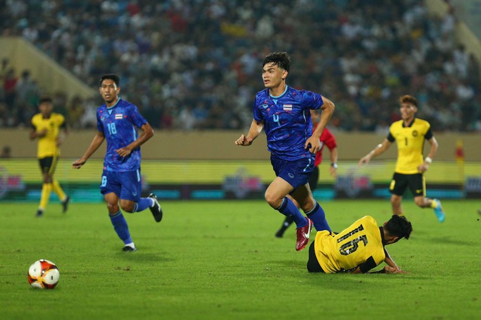 Đội nhà nhận thẻ đỏ, trưởng đoàn U23 Thái Lan lập tức gọi điện thoại - Ảnh 1.