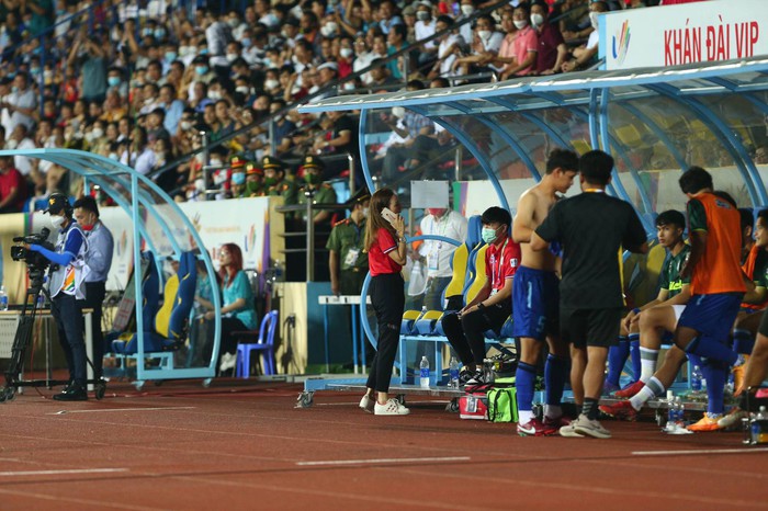 Đội nhà nhận thẻ đỏ, trưởng đoàn U23 Thái Lan lập tức gọi điện thoại - Ảnh 3.