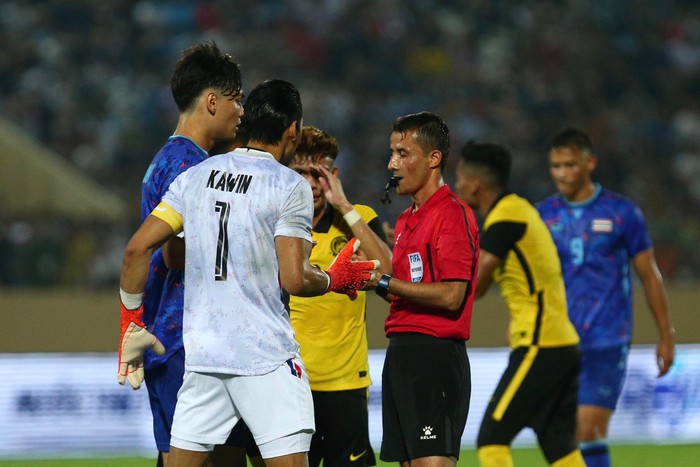 Đội nhà nhận thẻ đỏ, trưởng đoàn U23 Thái Lan lập tức gọi điện thoại - Ảnh 5.