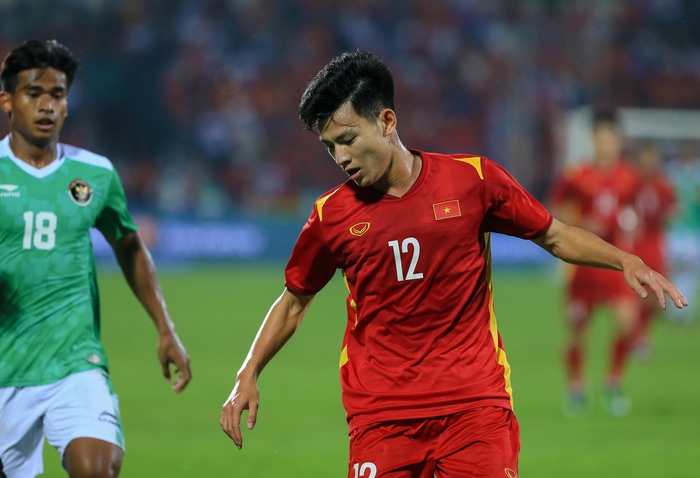 Phan Tuấn Tài bị hậu vệ U23 Indonesia phạm lỗi hất bay lên trời  - Ảnh 7.