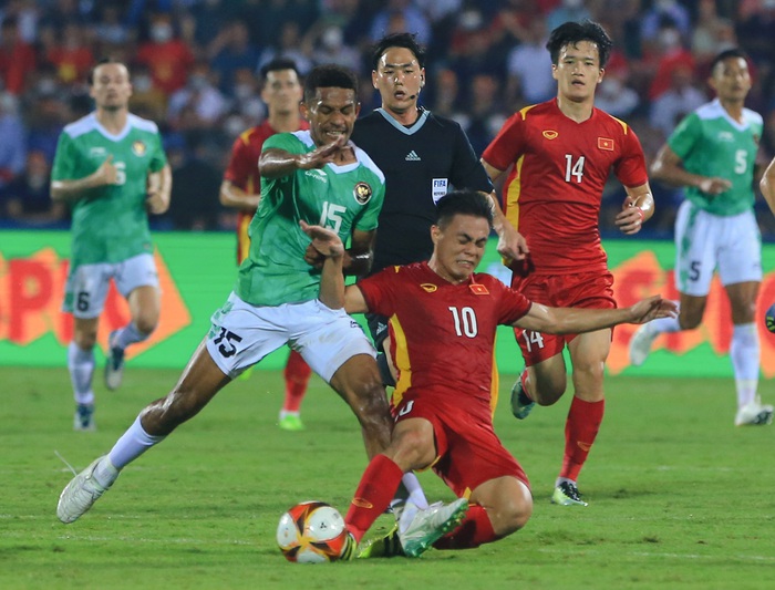 Phan Tuấn Tài bị hậu vệ U23 Indonesia phạm lỗi hất bay lên trời  - Ảnh 1.