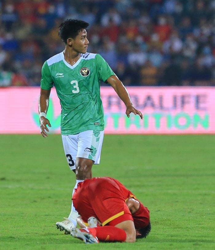 Phan Tuấn Tài bị hậu vệ U23 Indonesia phạm lỗi hất bay lên trời  - Ảnh 3.