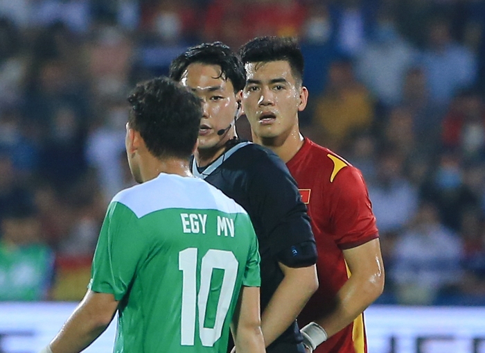 Phan Tuấn Tài bị hậu vệ U23 Indonesia phạm lỗi hất bay lên trời  - Ảnh 4.