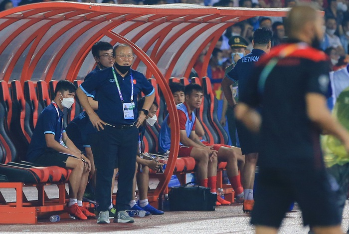 Phan Tuấn Tài bị hậu vệ U23 Indonesia phạm lỗi hất bay lên trời  - Ảnh 5.