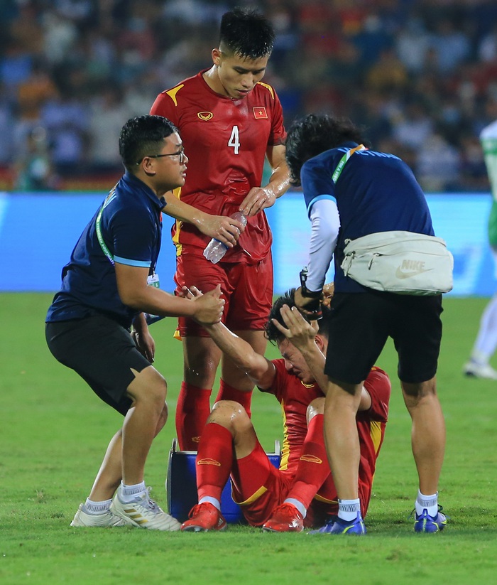 Phan Tuấn Tài bị hậu vệ U23 Indonesia phạm lỗi hất bay lên trời  - Ảnh 6.