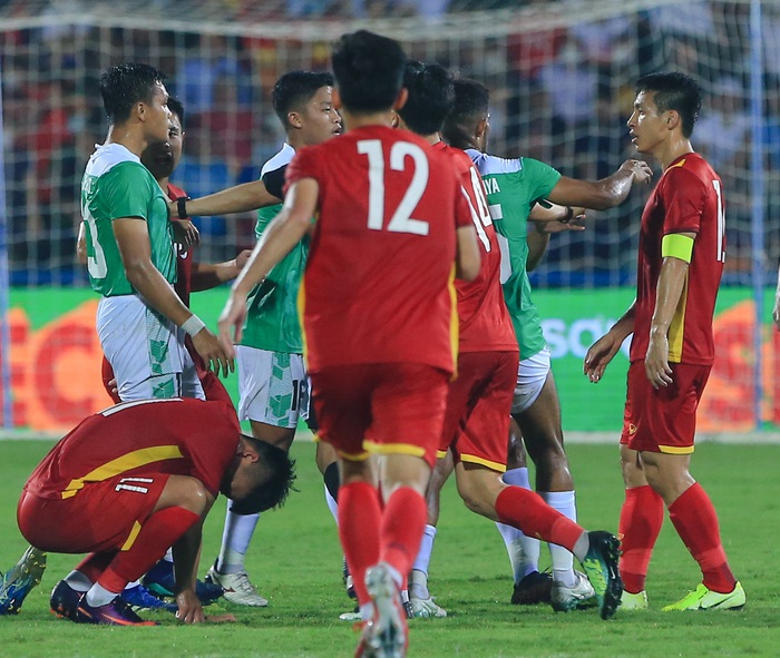 Phan Tuấn Tài bị hậu vệ U23 Indonesia phạm lỗi hất bay lên trời  - Ảnh 9.
