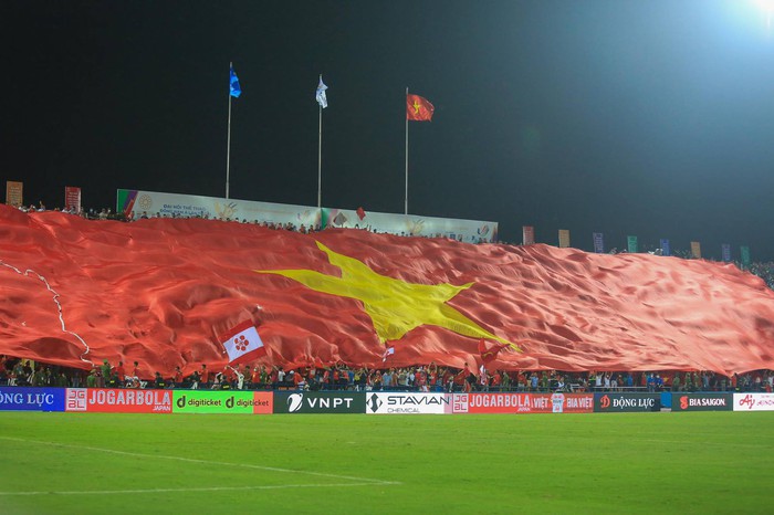 Hàng ngàn CĐV đội mưa cổ vũ U23 Việt Nam đấu U23 Philippines - Ảnh 1.