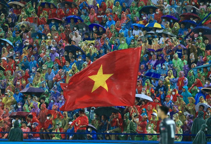 Hàng ngàn CĐV đội mưa cổ vũ U23 Việt Nam đấu U23 Philippines - Ảnh 4.