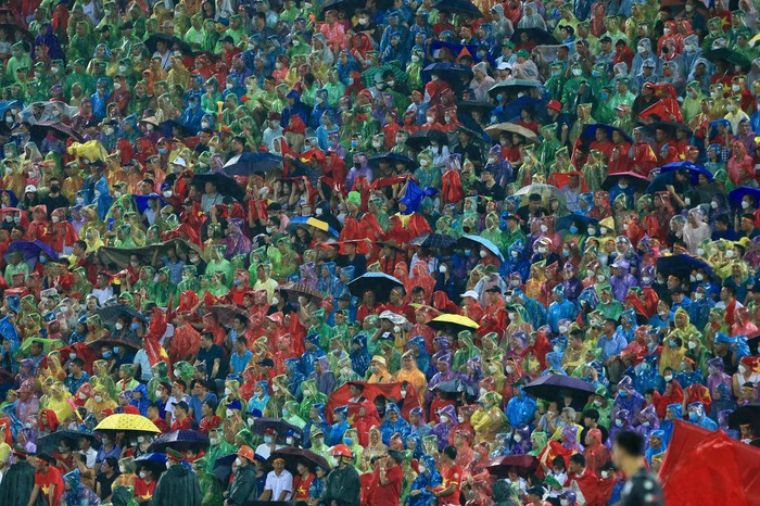 Hàng ngàn CĐV đội mưa cổ vũ U23 Việt Nam đấu U23 Philippines - Ảnh 3.