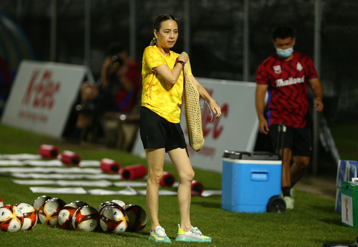 Madam Pang gọi trực tuyến với Chanathip, U23 Thái Lan tập luyện với 10 cầu thủ - Ảnh 2.