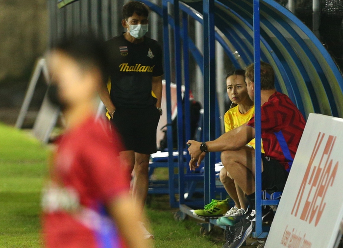 Madam Pang gọi trực tuyến cùng Chanathip, U23 Thái Lan tập luyện với 10 cầu thủ - Ảnh 3.