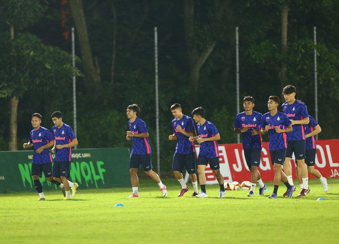 Madam Pang gọi trực tuyến với Chanathip, U23 Thái Lan tập luyện với 10 cầu thủ - Ảnh 4.