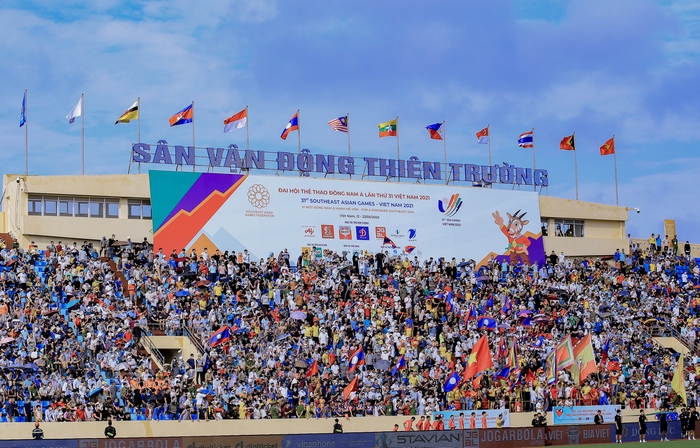 Ấn tượng sân Thiên Trường ngày khai màn bảng B bóng đá nam SEA Games 31 - Ảnh 1.