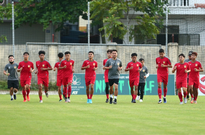 U23 Lào tập luyện với chỉ 12 cầu thủ, U23 Singapore có tinh thần thoải mái  - Ảnh 1.