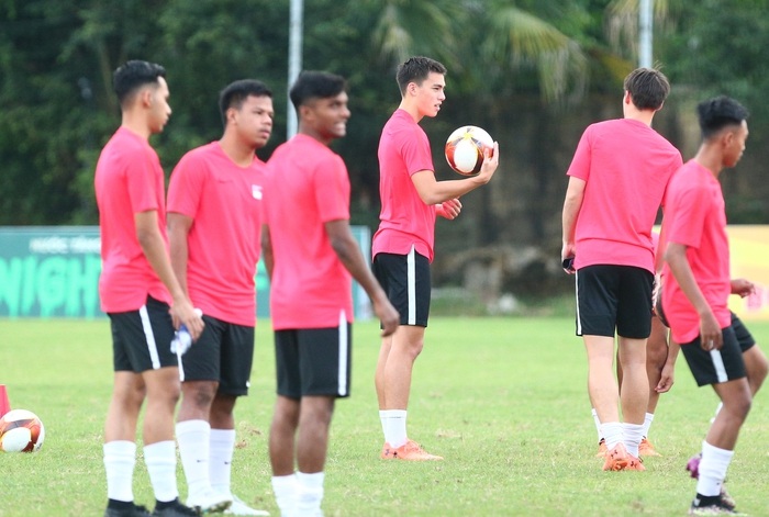 U23 Lào tập luyện với chỉ 12 cầu thủ, U23 Singapore có tinh thần thoải mái  - Ảnh 5.