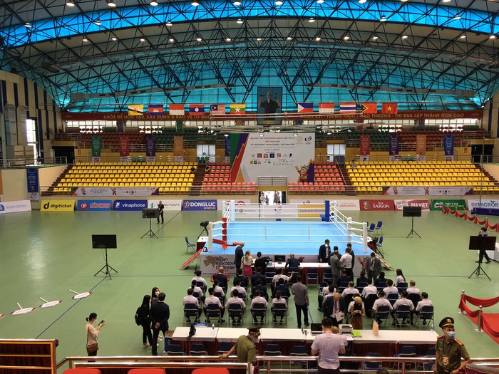 &quot;Thánh Muay&quot; Buakaw nhận món quà bất ngờ khi cùng đội kickboxing tới Việt Nam dự SEA Games 31 - Ảnh 3.