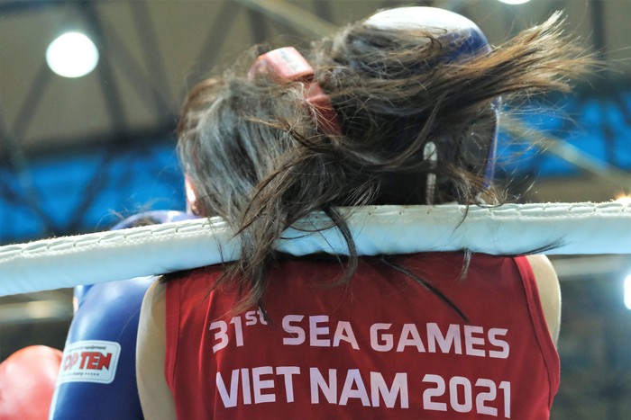 Nguyễn Thị Hằng Nga khiến đối thủ đổ máu ngay trận đầu tại SEA Games 31 - Ảnh 8.