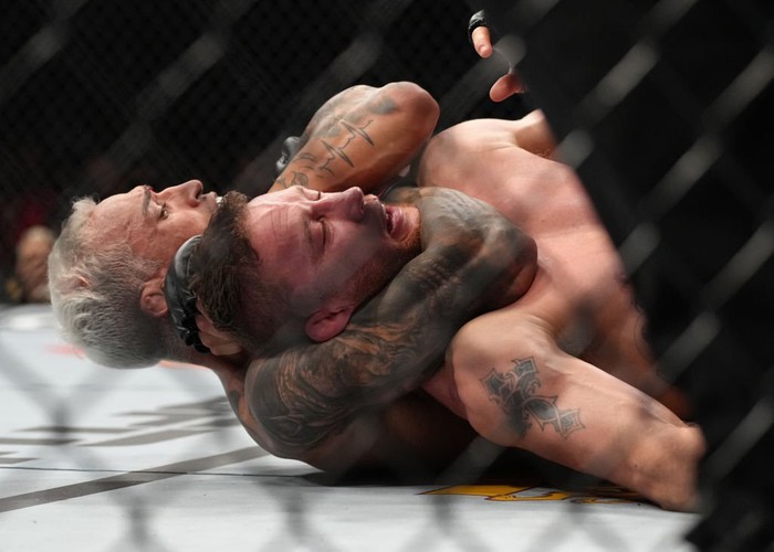 UFC 274: Charles Oliveira đánh bại Justin Gaethje, đai hạng nhẹ của UFC bị bỏ trống - Ảnh 2.