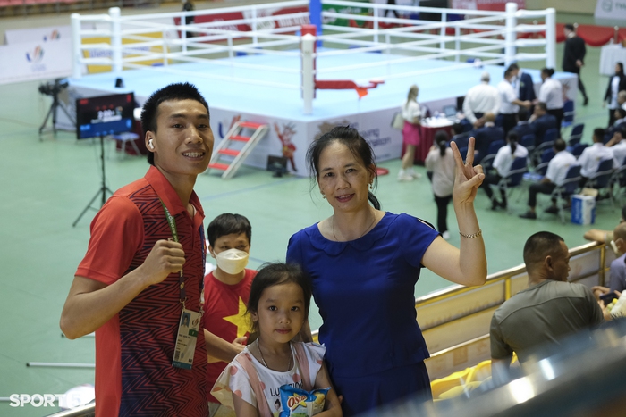 HCV SEA Games 31 Nguyễn Xuân Phương được gia đình tiếp sức trước giờ khai mạc kickboxing SEA Games 31 - Ảnh 3.