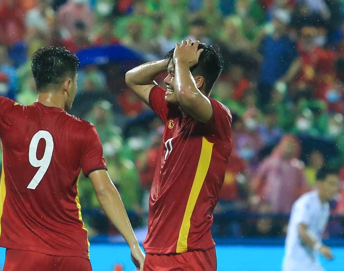 Tiến Linh ôm đầu tiếc nuối, Hùng Dũng ngồi bệt xuống đất thẫn thờ vì U23 Việt Nam không thể ghi bàn - Ảnh 5.