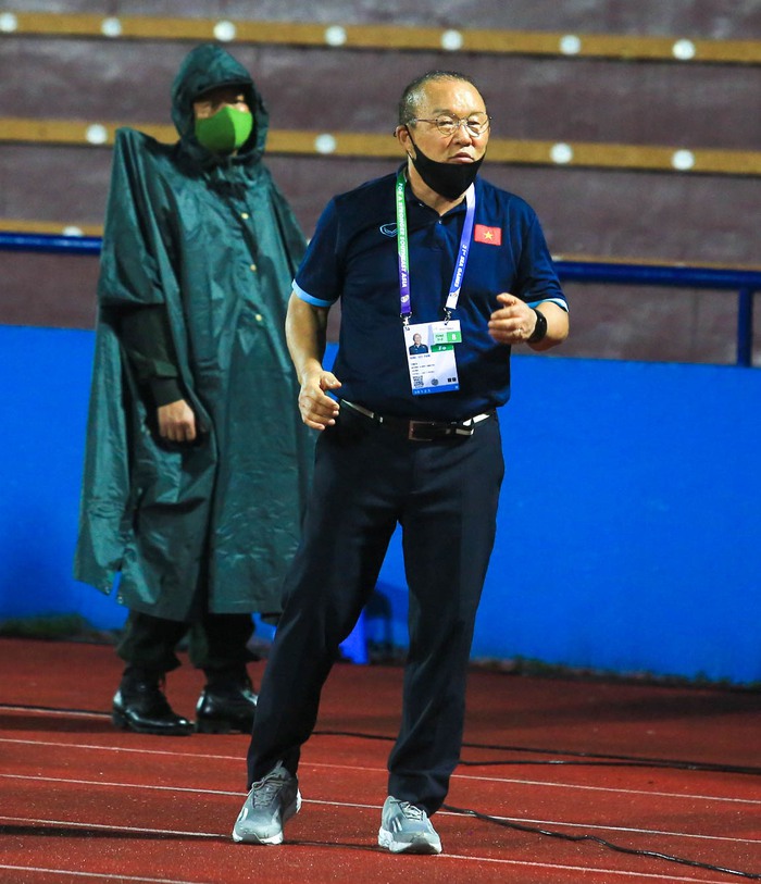 Tiến Linh ôm đầu tiếc nuối, Hùng Dũng ngồi bệt xuống đất thẫn thờ vì U23 Việt Nam không thể ghi bàn - Ảnh 9.