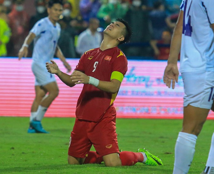Tiến Linh ôm đầu tiếc nuối, Hùng Dũng ngồi bệt xuống đất thẫn thờ vì U23 Việt Nam không thể ghi bàn - Ảnh 1.