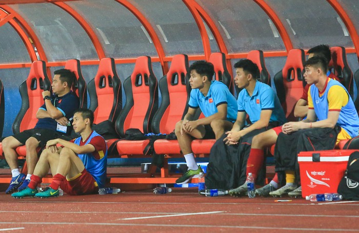 Tiến Linh ôm đầu tiếc nuối, Hùng Dũng ngồi bệt xuống đất thẫn thờ vì U23 Việt Nam không thể ghi bàn - Ảnh 7.