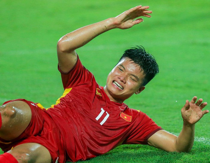 Tiến Linh ôm đầu tiếc nuối, Hùng Dũng ngồi bệt xuống đất thẫn thờ vì U23 Việt Nam không thể ghi bàn - Ảnh 6.