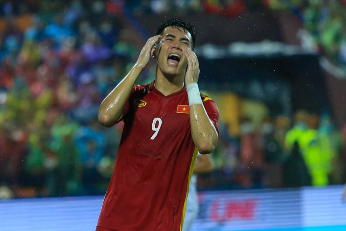 Tiến Linh ôm đầu tiếc nuối, Hùng Dũng ngồi bệt xuống đất thẫn thờ vì U23 Việt Nam không thể ghi bàn - Ảnh 2.