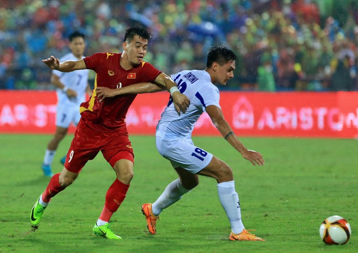 Tiến Linh nổi cáu sau pha kéo áo lộ liễu của cầu thủ U23 Philippines  - Ảnh 1.