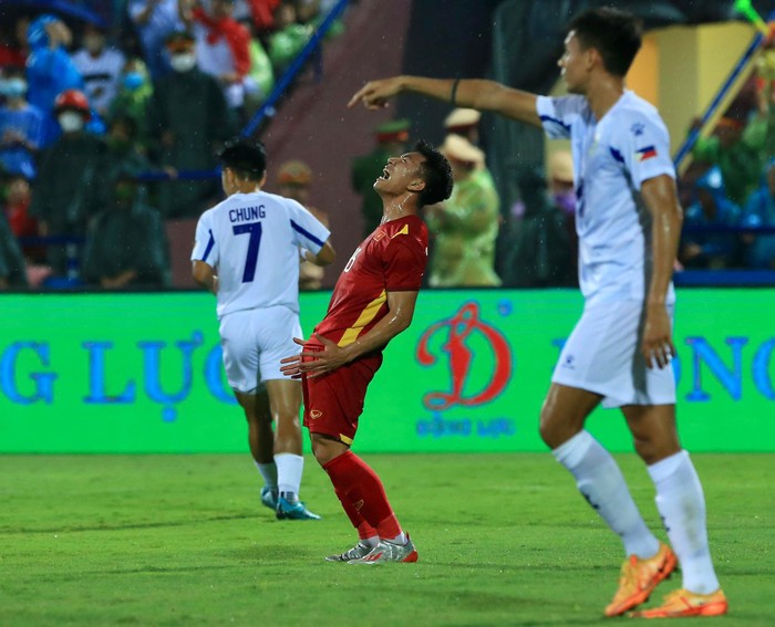 Tiến Linh nổi cáu sau pha kéo áo lộ liễu của cầu thủ U23 Philippines  - Ảnh 5.