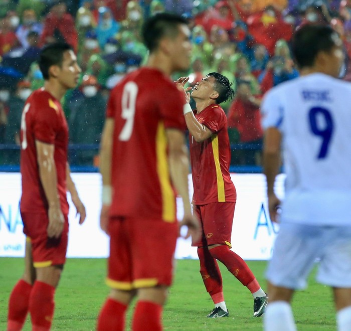 Tiến Linh nổi cáu sau pha kéo áo lộ liễu của cầu thủ U23 Philippines  - Ảnh 6.