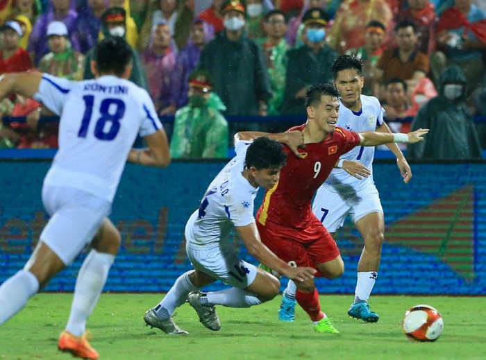 Tiến Linh nổi cáu sau pha kéo áo lộ liễu của cầu thủ U23 Philippines  - Ảnh 2.