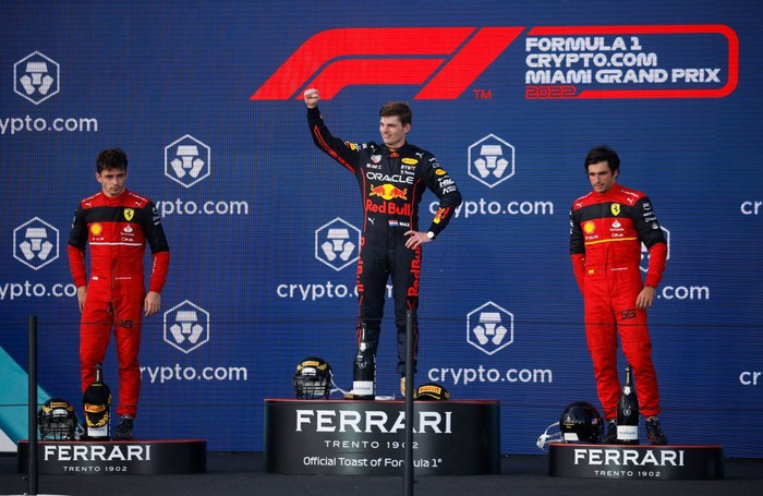 Cho Ferrari &quot;hít khói&quot;, Verstappen trở lại đường đua vô địch với trai đẹp Charles Leclerc - Ảnh 7.