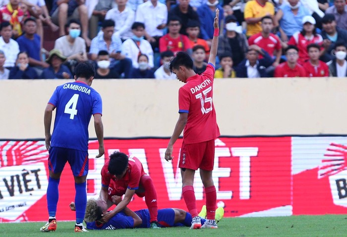 Đối phương nằm bất động, cầu thủ U23 Lào lập tức sơ cứu  - Ảnh 1.