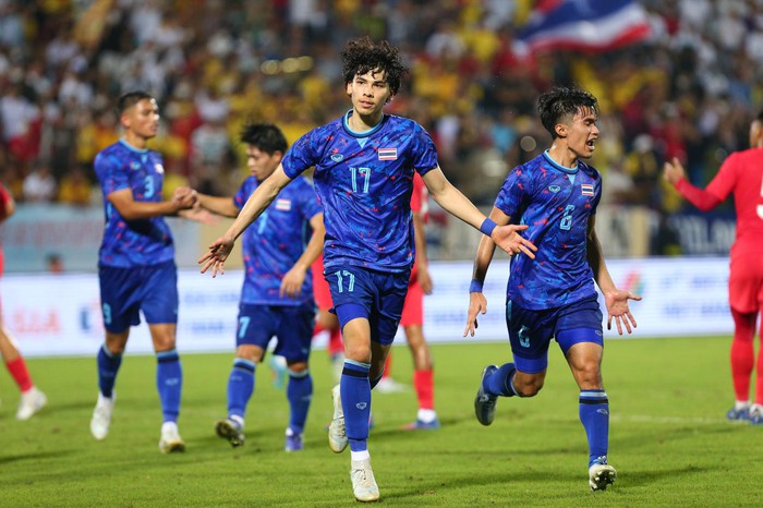 Thắng đậm U23 Singapore 5 bàn không gỡ, U23 Thái Lan sáng lại cửa vào bán kết - Ảnh 2.