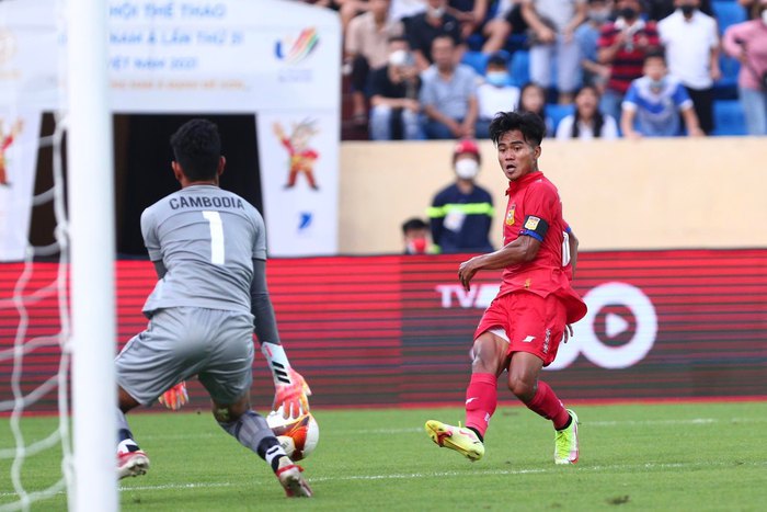 Đối phương nằm bất động, cầu thủ U23 Lào lập tức sơ cứu  - Ảnh 6.