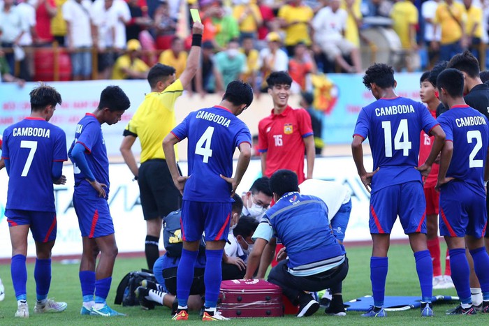Đối phương nằm bất động, cầu thủ U23 Lào lập tức sơ cứu  - Ảnh 2.