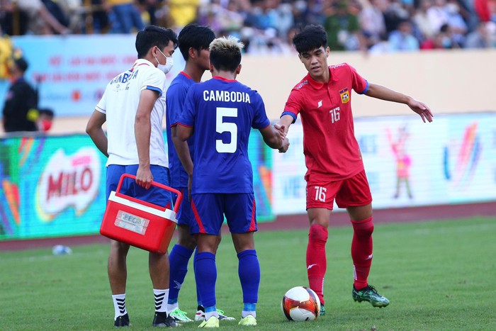 Đối phương nằm bất động, cầu thủ U23 Lào lập tức sơ cứu  - Ảnh 3.