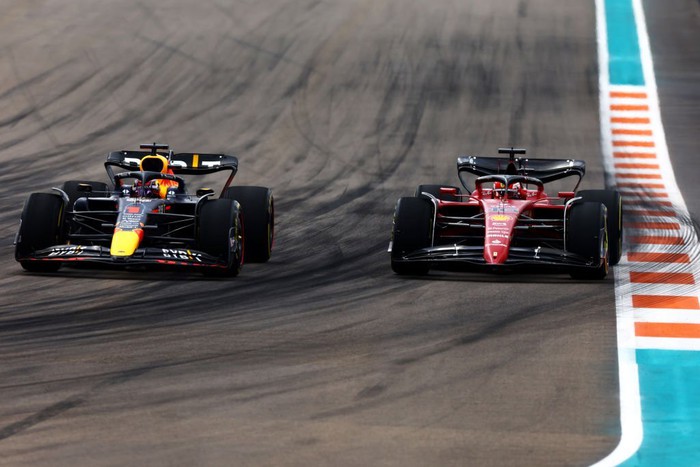 Cho Ferrari &quot;hít khói&quot;, Verstappen trở lại đường đua vô địch với trai đẹp Charles Leclerc - Ảnh 5.