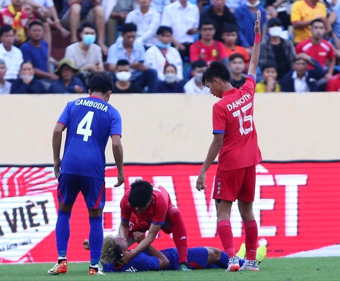 Cầu thủ U23 Lào dùng tay cho vào miệng cầu thủ Campuchia nằm bất động tránh cánh lưỡi - Ảnh 1.
