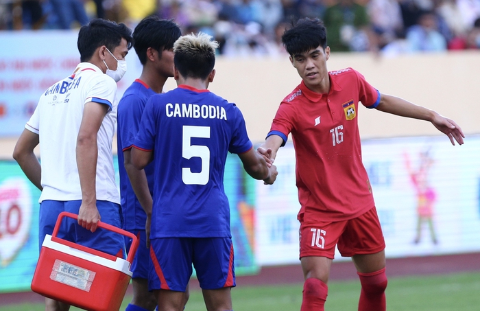 Cầu thủ U23 Lào dùng tay cho vào miệng cầu thủ Campuchia nằm bất động tránh cánh lưỡi - Ảnh 4.