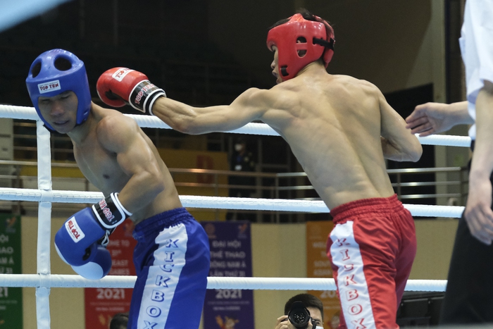 Huynh Van Tuan used his pace to beat his Lao opponent - Photo 4.
