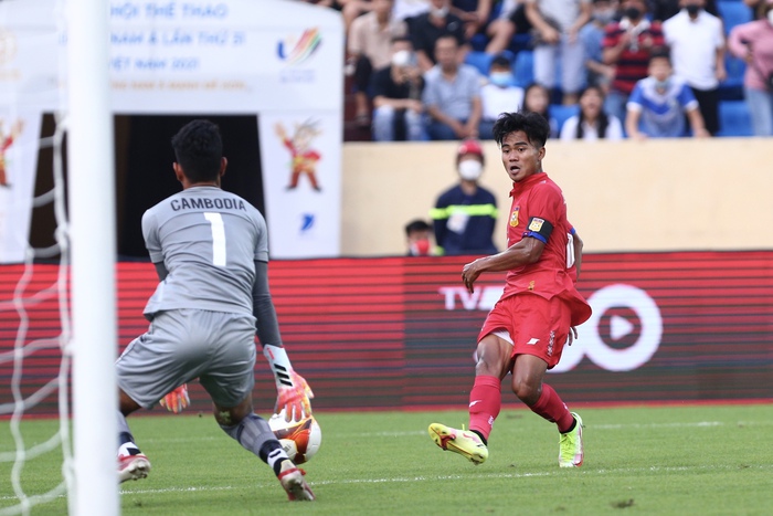 Cầu thủ U23 Lào dùng tay cho vào miệng cầu thủ Campuchia nằm bất động tránh cánh lưỡi - Ảnh 7.