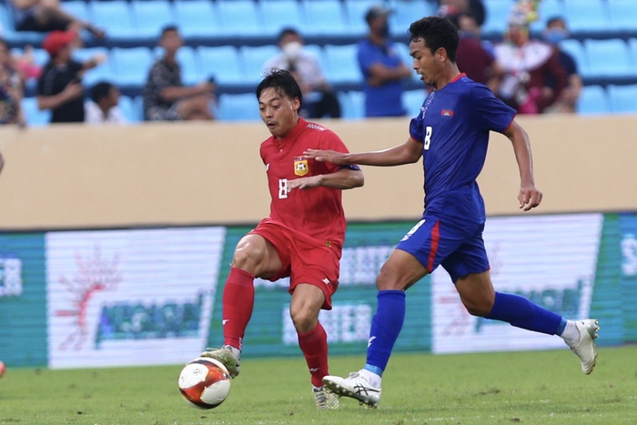 Cầu thủ U23 Lào dùng tay cho vào miệng cầu thủ Campuchia nằm bất động tránh cánh lưỡi - Ảnh 5.